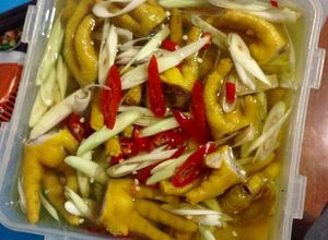 Hình của món Chân gà muối cay ngâm xả.