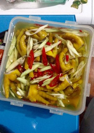 Hình của món Chân gà muối cay ngâm xả.