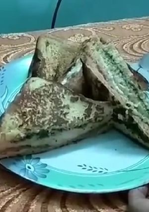 A picture of Tricolour Sandwich or Bread pakoda.