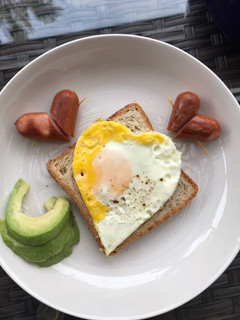 Una foto de Desayuno con huevo frito ❤️