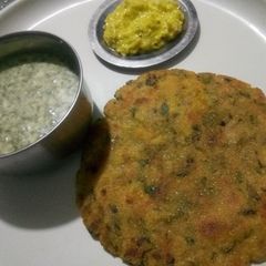 A picture of Makki ki methi wali roti.