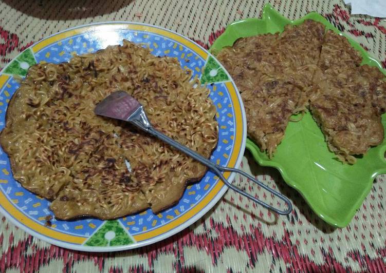 Langkah Mudah untuk Membuat Pizza mie sosis ala mami brut, Enak Banget