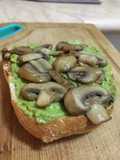 Tostadas con palta y champiñones