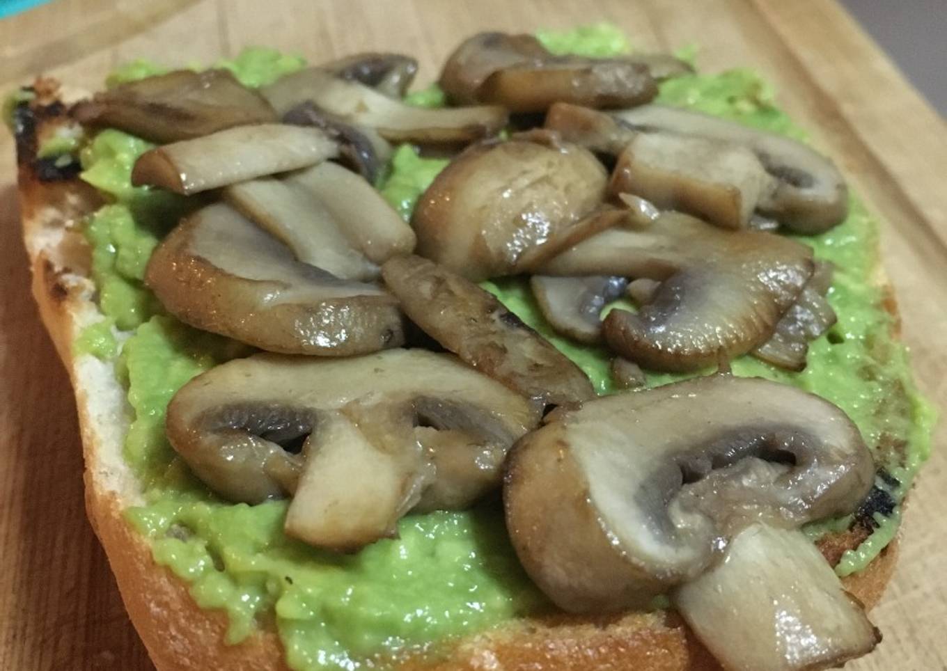 Tostadas con palta y champiñones