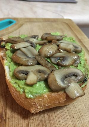 Una foto de Tostadas con palta y champiñones