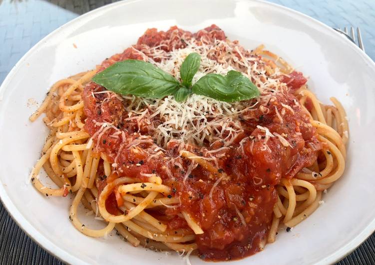 Spaghetti with tomato, chilli & garlic