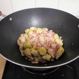 Wok de alcachofas baby con cebolla y bacon