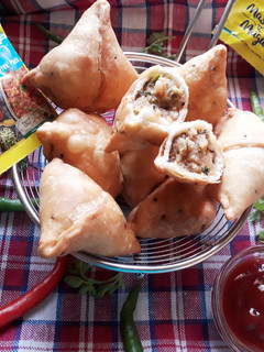 समोसा (Samosa recipe in Hindi) रेसिपी मुख्य फोटो