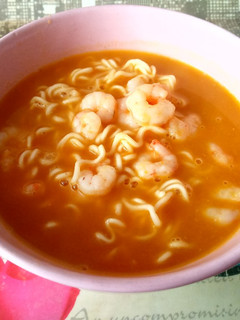 Una foto de Sopa de fideos chinos con gambas
