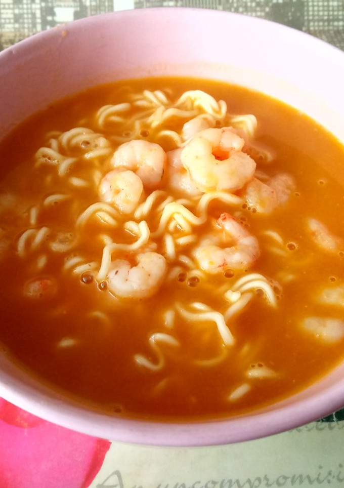 Una foto de Sopa de fideos chinos con gambas