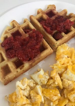 Una foto de Wafles de Coco y Mermelada de Fresa