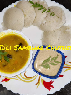 A picture of Idli Sambhar Chutney.