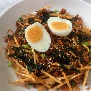 บะหมี่ผัดซอสเผ็ด