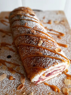 Foto principal de Bracito de crema y fresas con yema quemada (sin gluten)