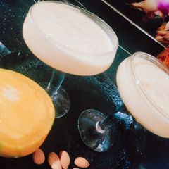A picture of Mango almond shake.