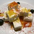 Queso fresco de cabras, con pimentón y aceite picante de guindillas verdes