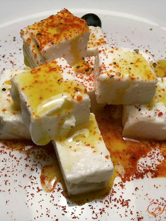 Una foto de Queso fresco de cabras, con pimentón y aceite picante de guindillas verdes