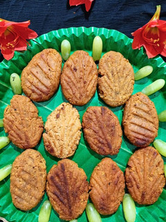 छठ का ठेकुआ प्रसाद (Chhath ka Thekua Prasad Recipe in Hindi) रेसिपी मुख्य फोटो