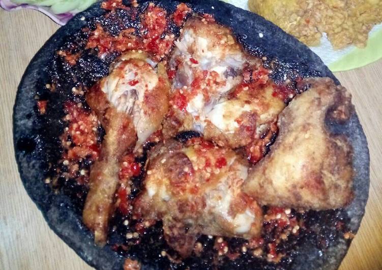 Ayam geprek sambal korek