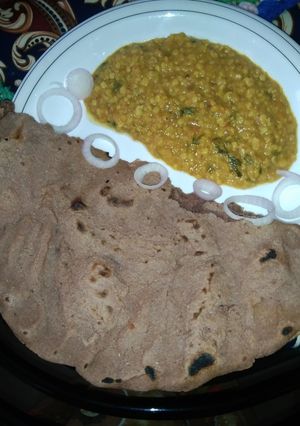 A picture of Matar daal with chawal ki roti.