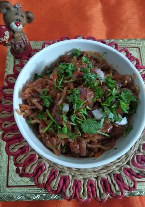कुरडईच्या चुऱ्याची भाजी (kurdaichya churyachi bhaji recipe in marathi) रेसिपी चे मुख्य फोटो 