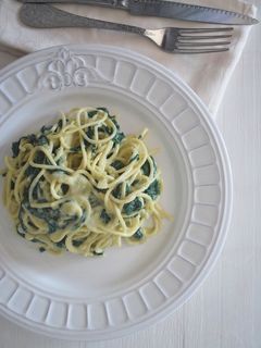 Una foto de Espaguetis en verde
