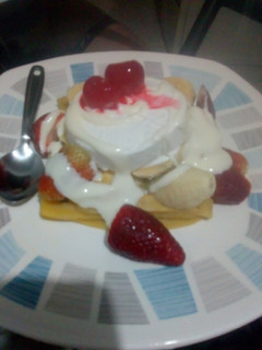 Una foto de Waffles con fruta y helado