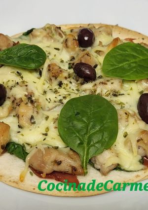 Una foto de Pizzeta de pollo, quesos, jamón y espinacas con base de tortitas