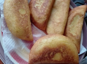 Una foto de Empanadas venezolanas con queso semi duro rallado