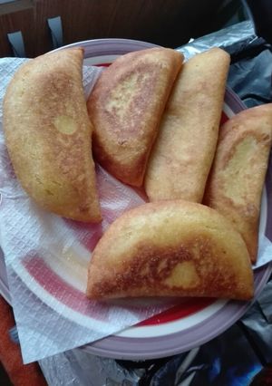 Una foto de Empanadas venezolanas con queso semi duro rallado