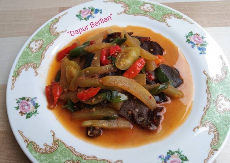 Cara Siapkan saat makan malamOseng pedas kulit semangka