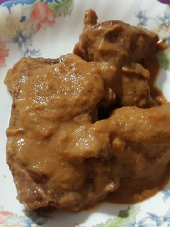 Una foto de Conejo con salsa de vino y pimienta
