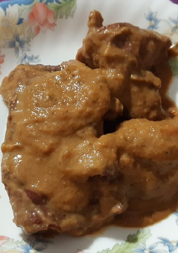 Una foto de Conejo con salsa de vino y pimienta