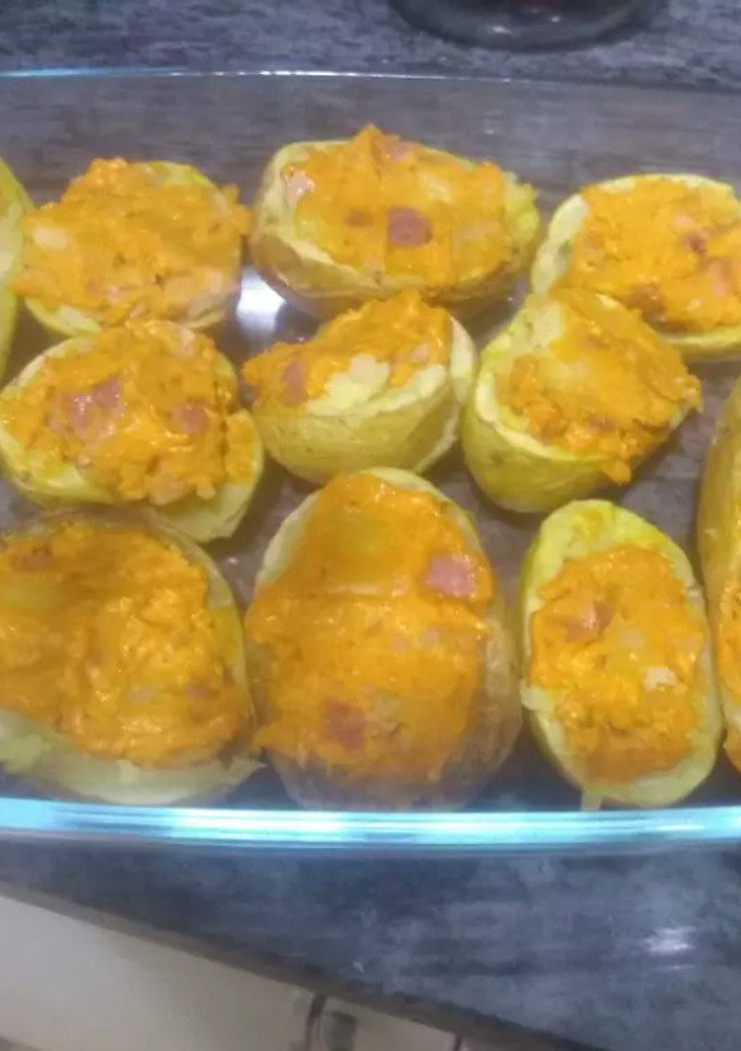 Una foto de Patatas rellenas de salsa calçots, jamón serrano y queso