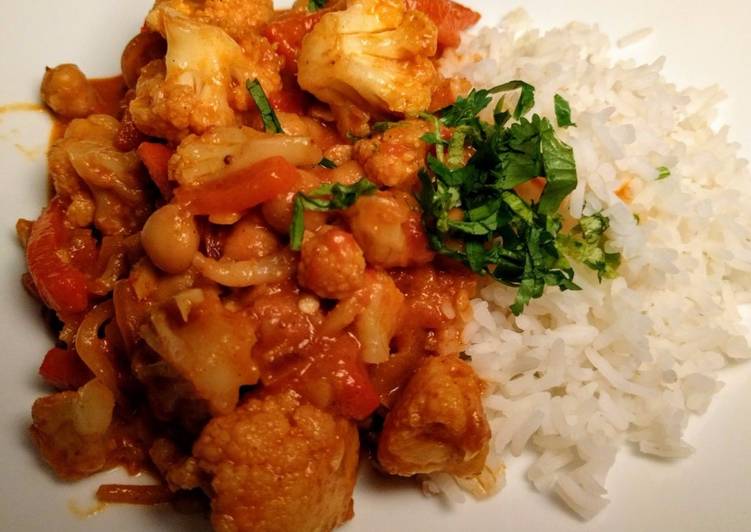 Vegetarian Indian Curry with Garam Masala, Cauliflower and Chick Peas