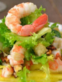Una foto de Ensalada de gambas y piña