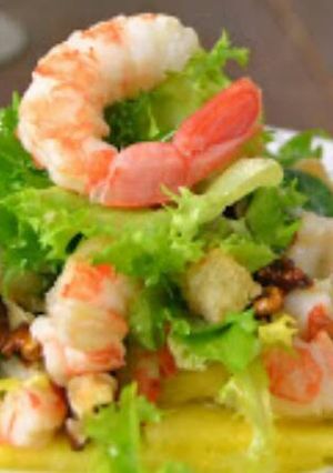 Una foto de Ensalada de gambas y piña