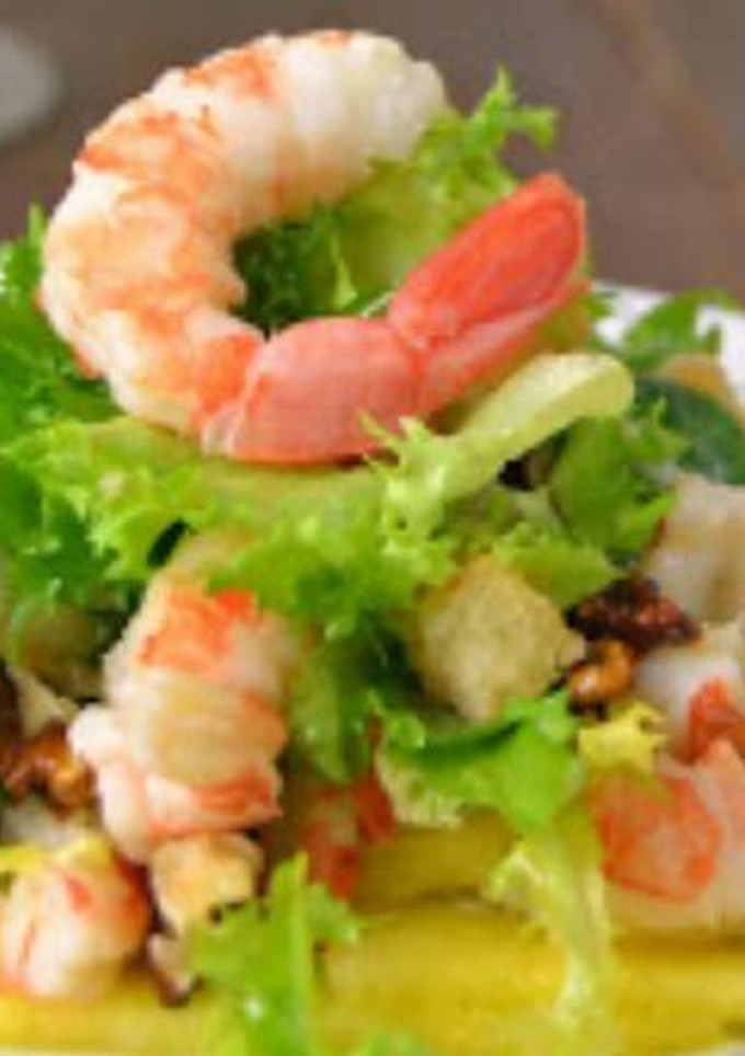 Una foto de Ensalada de gambas y piña