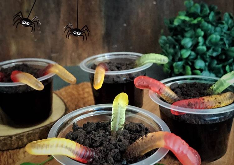 Dirt pudding cups with gummy worms 🐛