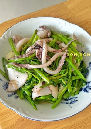 Hình của món Mực Xào Chao Rau Muống.