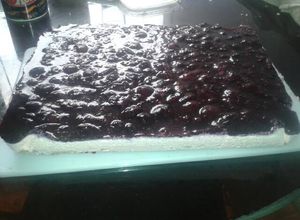 Una foto de Queque de yogurt de cerezas y arándanos