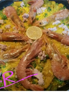 Una foto de Arroz con gambas, sepia y gambones!!!!