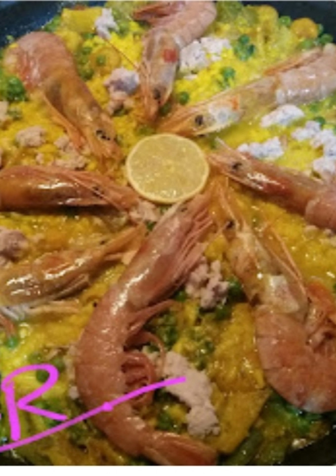 Una foto de Arroz con gambas, sepia y gambones!!!!
