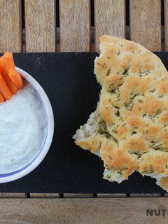 Una foto de Tzatziki griego con focaccia