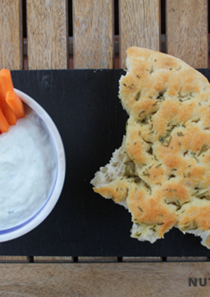 Una foto de Tzatziki griego con focaccia