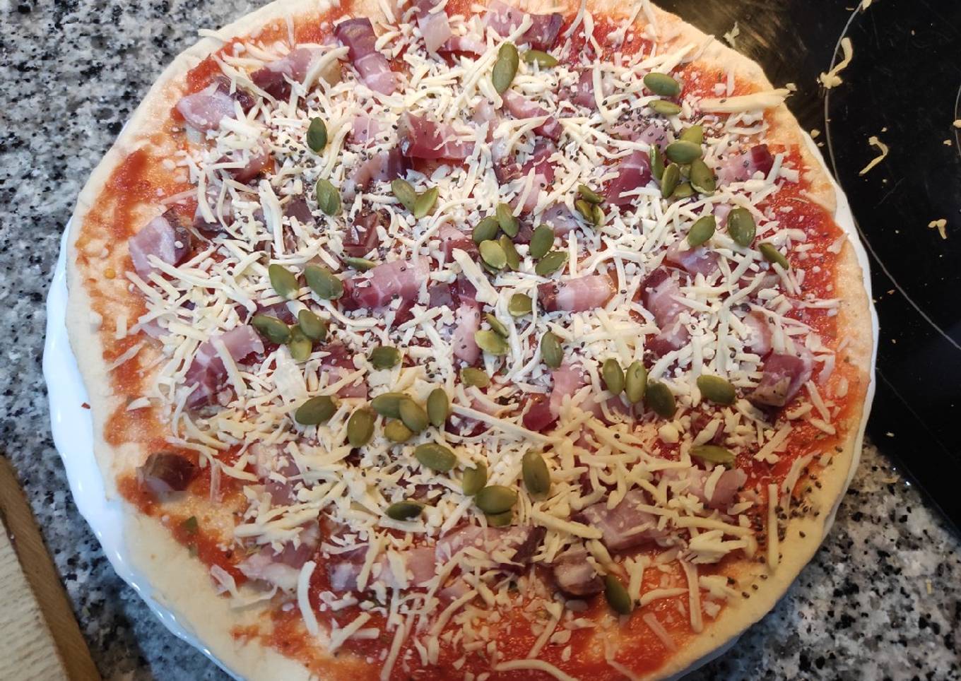 Pizza de panceta con pipas de calabaza y Chía