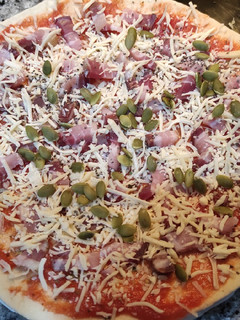 Una foto de Pizza de panceta con pipas de calabaza y Chía