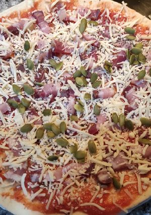 Una foto de Pizza de panceta con pipas de calabaza y Chía