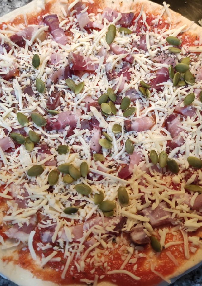 Una foto de Pizza de panceta con pipas de calabaza y Chía