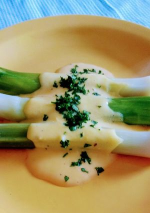 Una foto de Ajo puerro con salsa holandesa